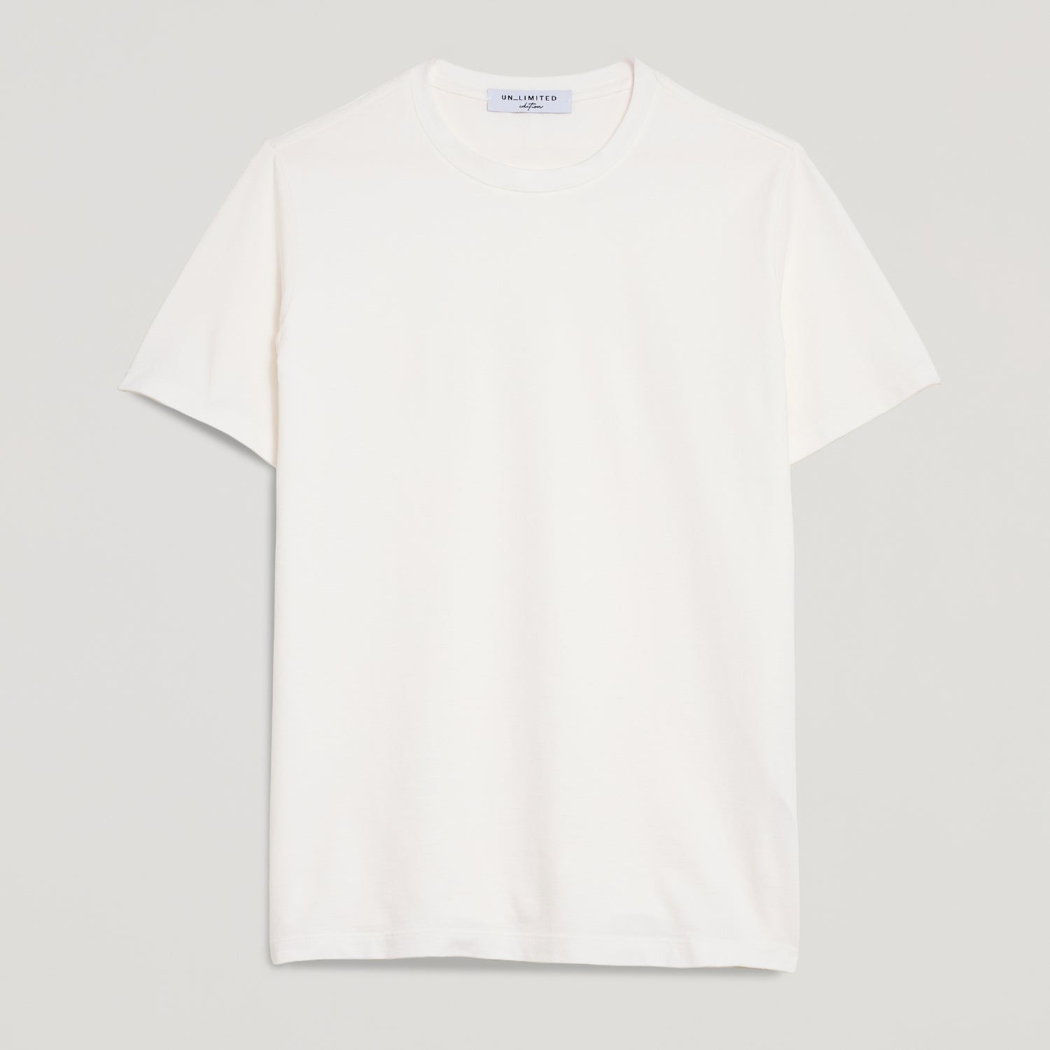 T-shirt bianca in micro piquet tinta in capo, design veneziano e comfort premium