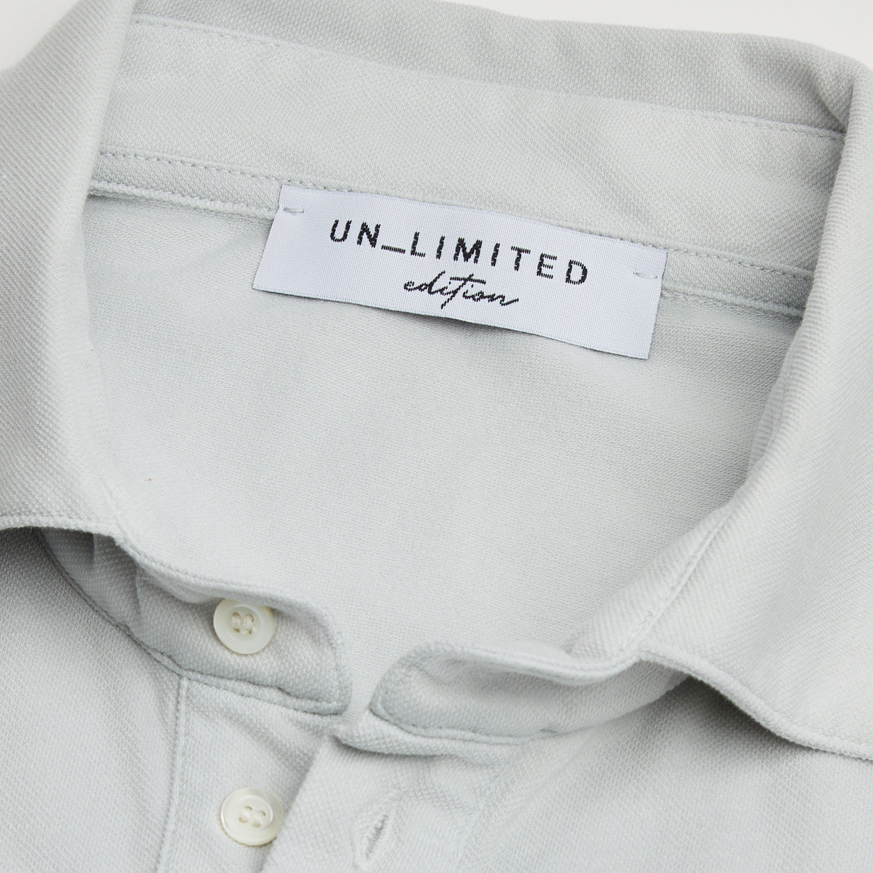 Camicia uomo in micro piquet tinta in capo con etichetta UN_LIMITED edition, design veneziano e manifattura italiana.